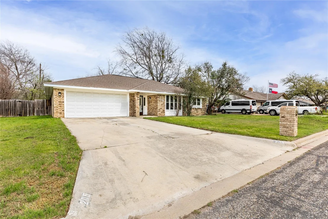 Photo of 205 Redwood Dr CIR