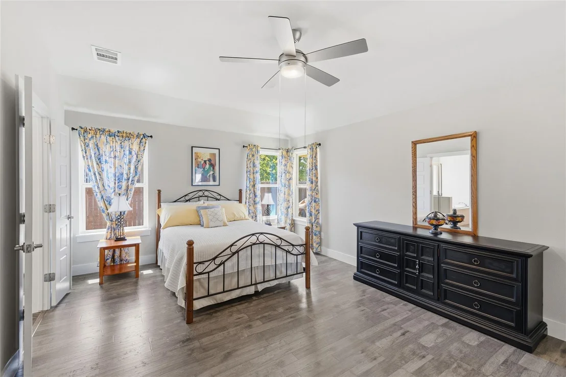 Photo of 3543 Pauling LOOP