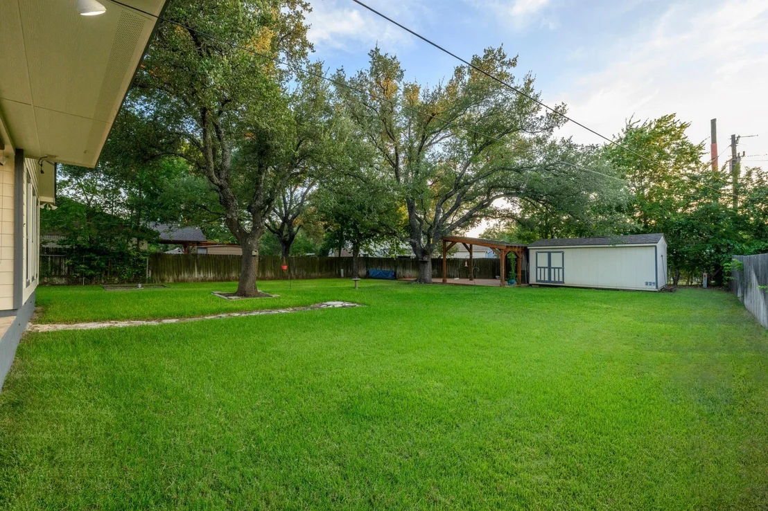 Photo of 1904 Oakridge DR