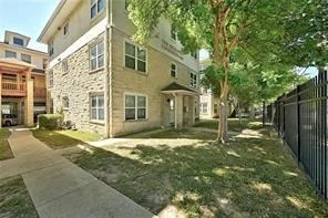 Photo of Unit 3 at 3009 Speedway