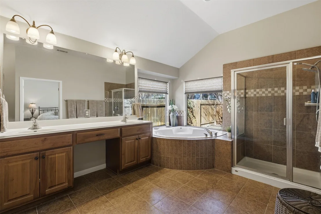 Photo of 526 Victoria DR