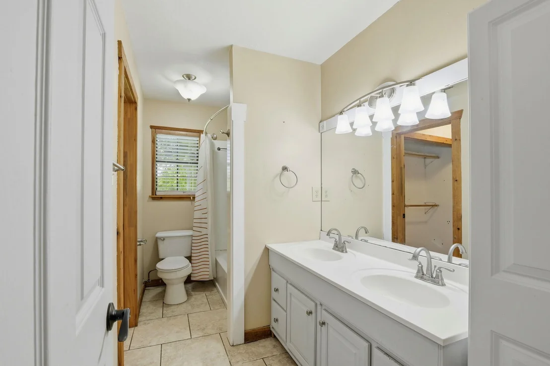 Photo of 903 SUMMIT CRES