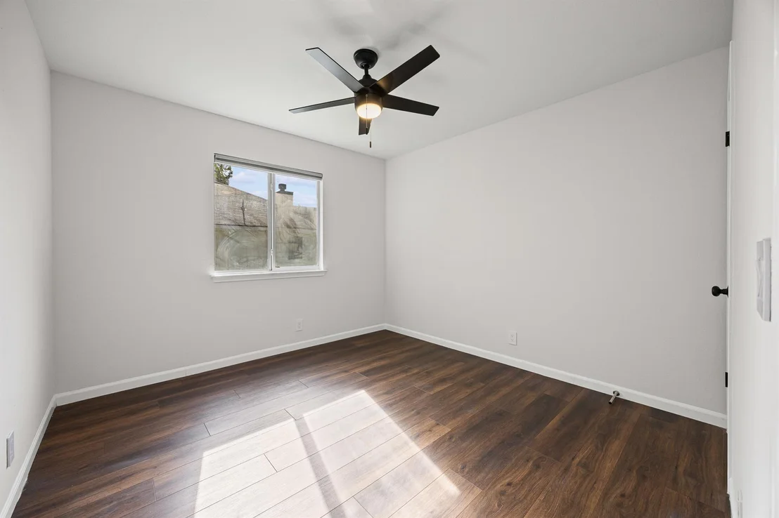 Photo of 904 Honeysuckle DR