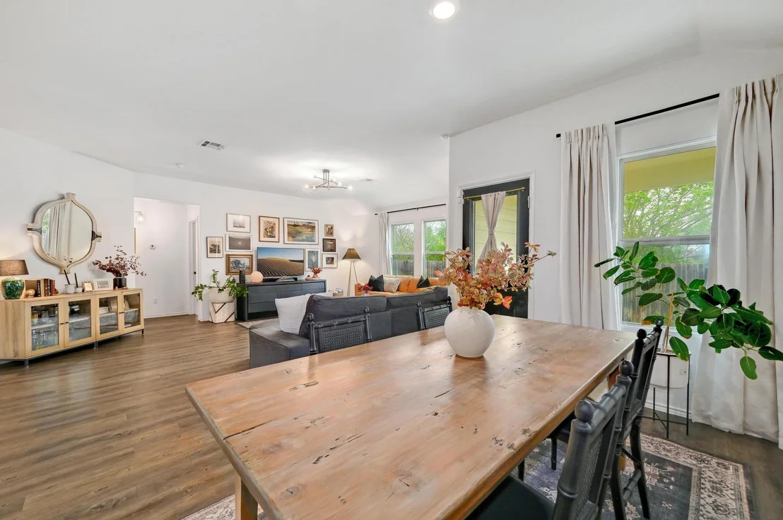 Photo of 100 Jackson Blue LN