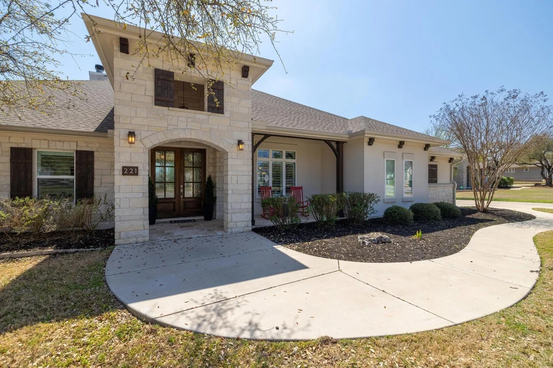 Photo of 221 Highland Oaks