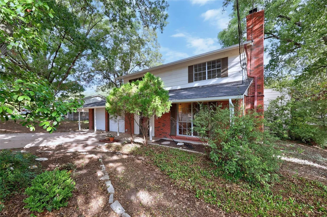 Photo of 900 River Oaks DR