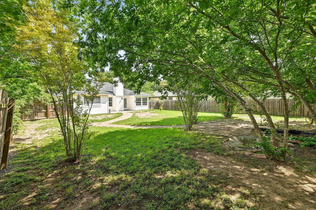 Photo of 902 Honeysuckle DR