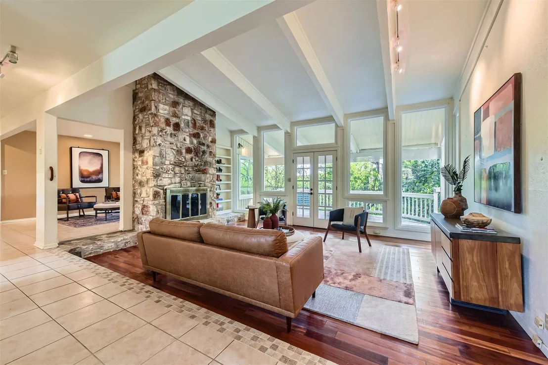 Photo of 1901 Cresthaven DR