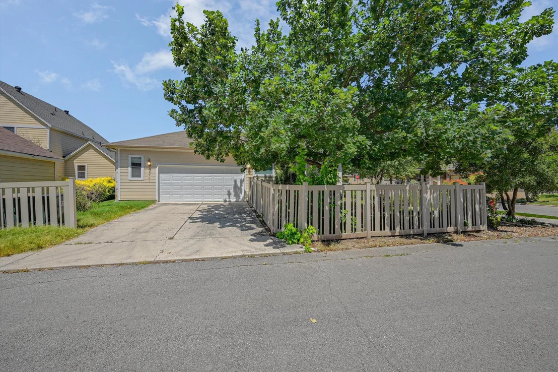 Photo of 1049 Sanders