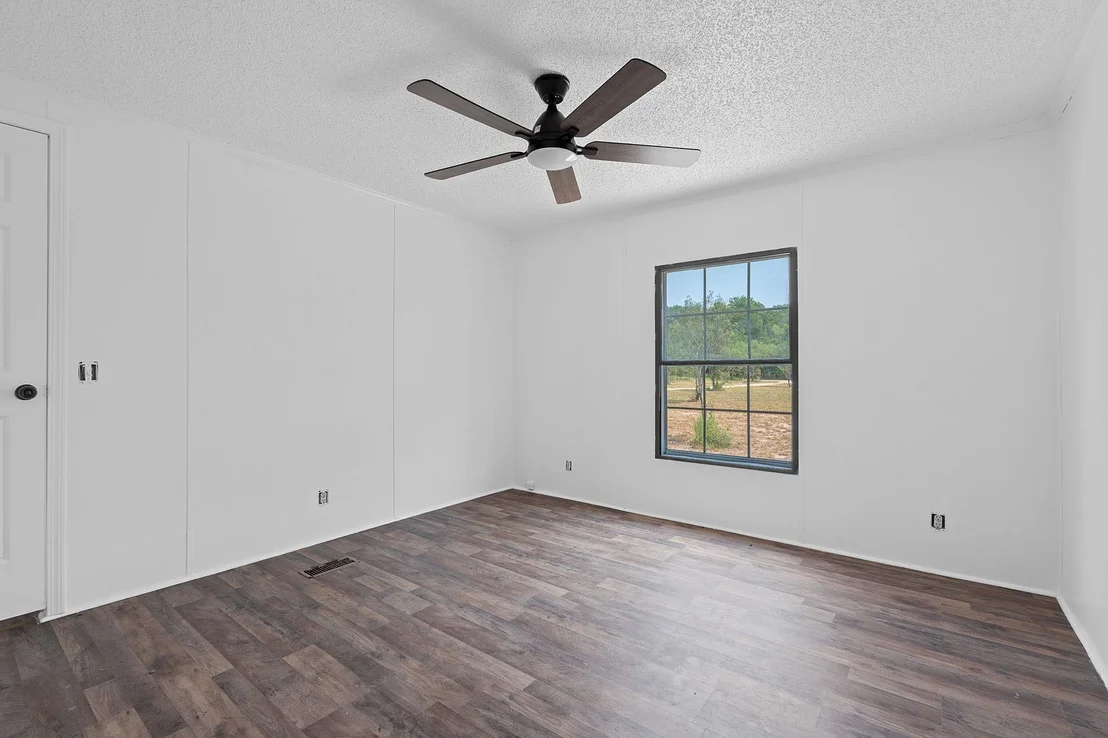 Photo of 1375 Plant RD