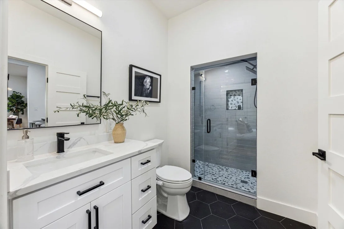 Photo of 1117 W 9th ST