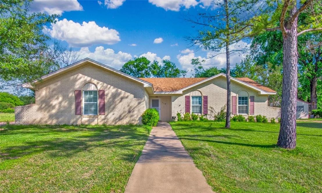 Photo of 719 W Karnes DR