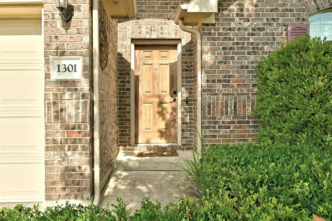 Photo of 1301 Rainbow Parke DR