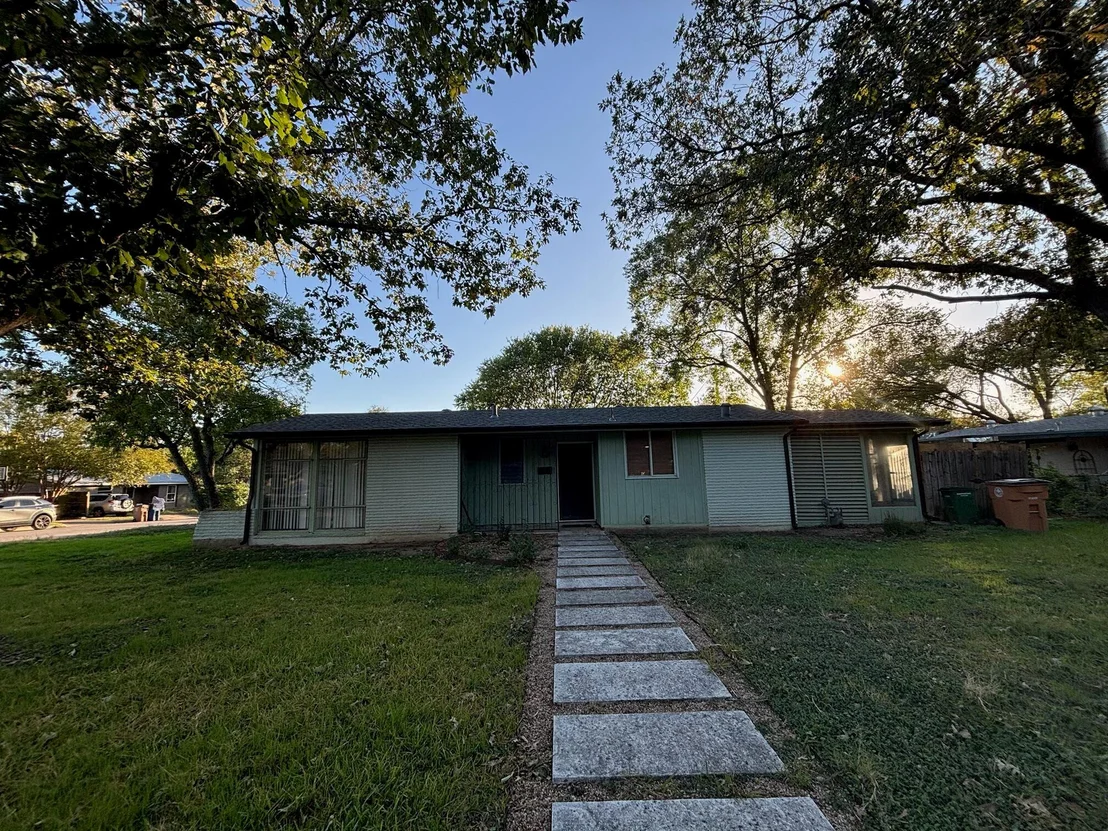Photo of 1607 Broadmoor DR