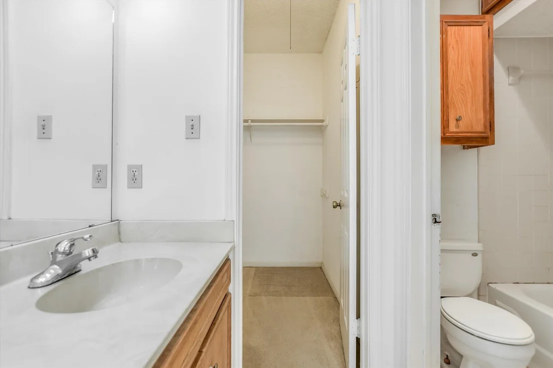 Photo of Unit 2 at 4015 SPEEDWAY