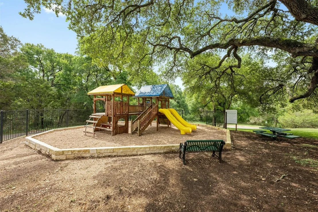 Photo of 1005 Covered Bridge DR