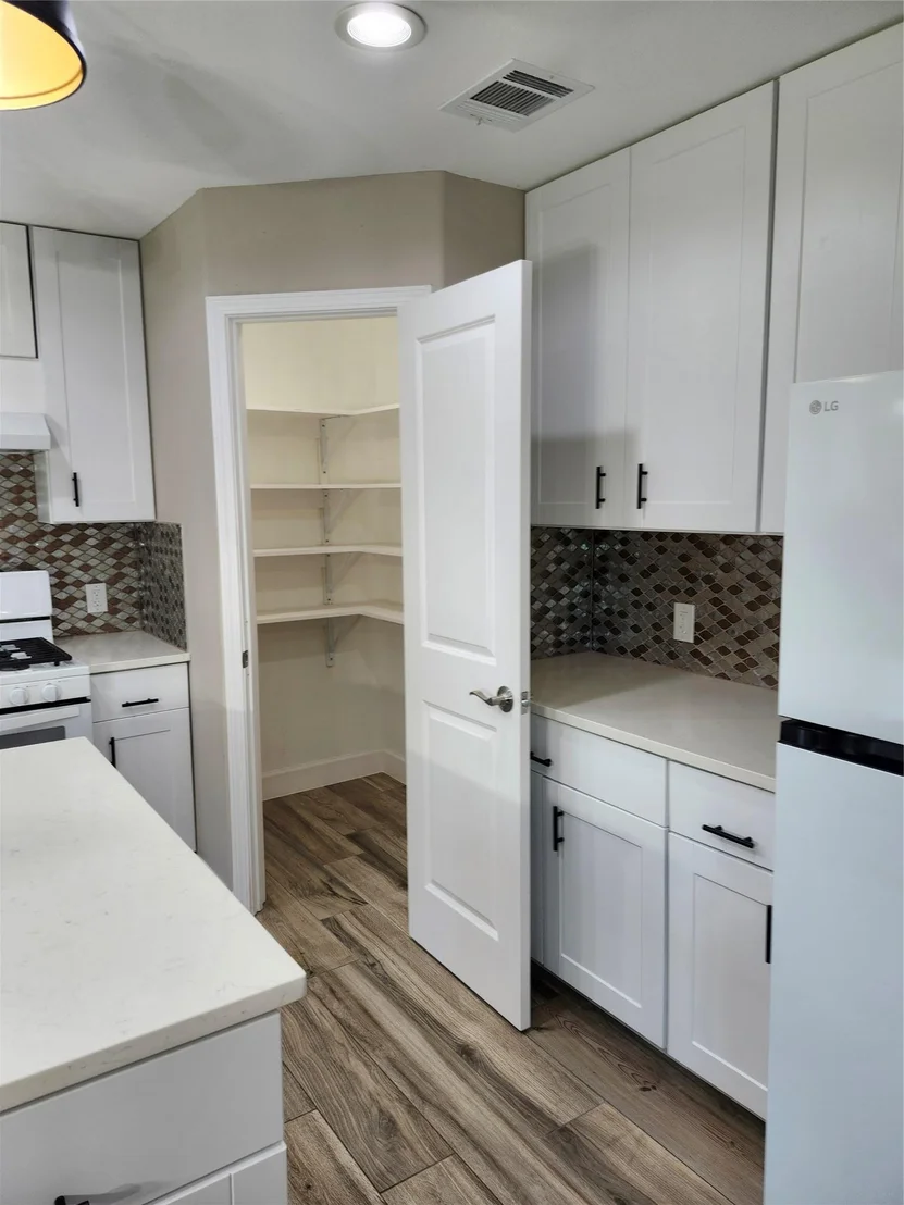 Photo of 209 W Victory Ave