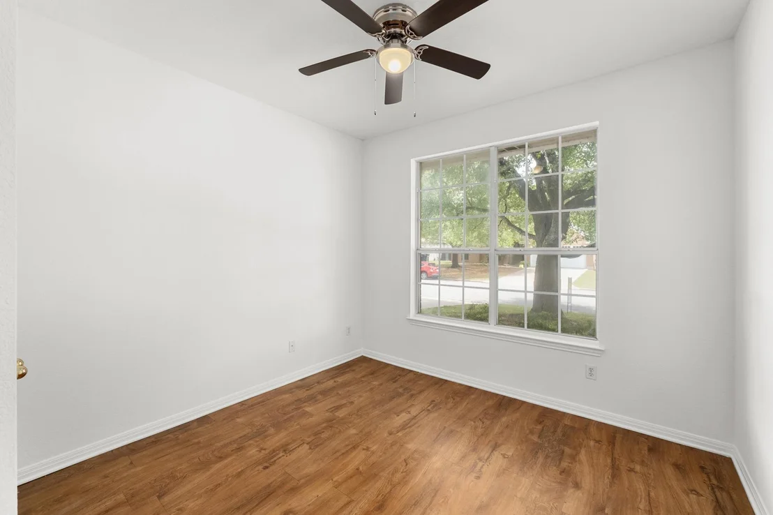 Photo of 1105 Woodview DR