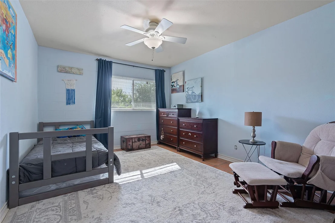 Photo of 913 Dartmoor DR