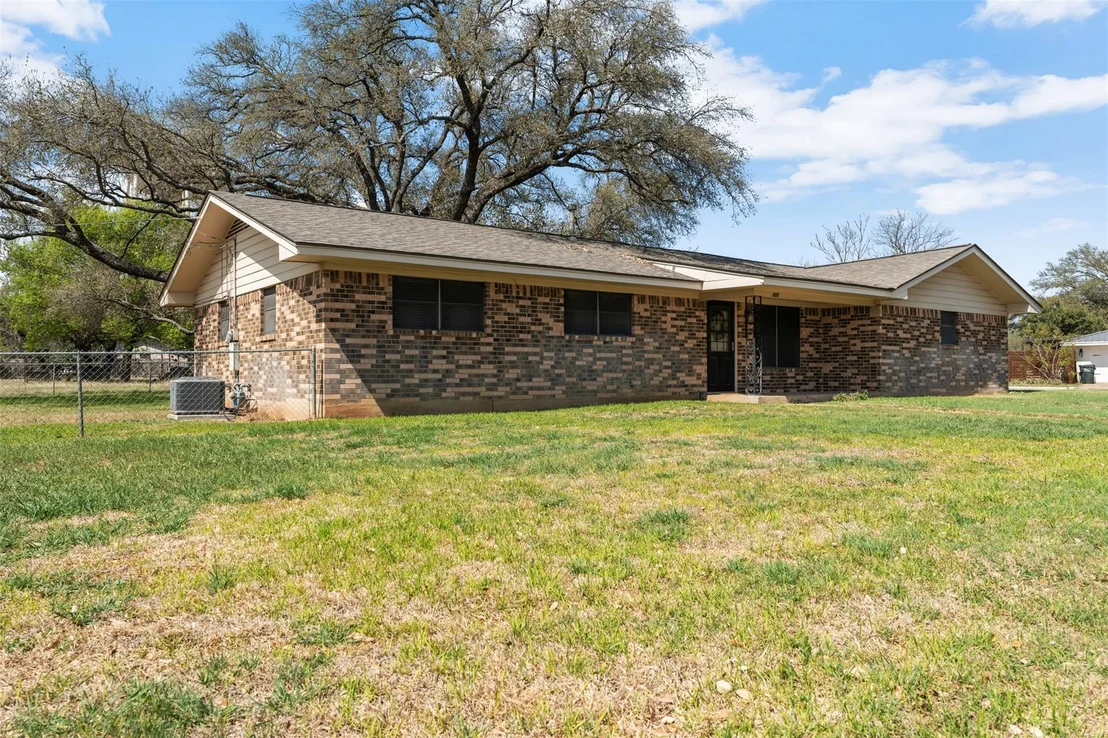 Photo of 305 Shannon LN