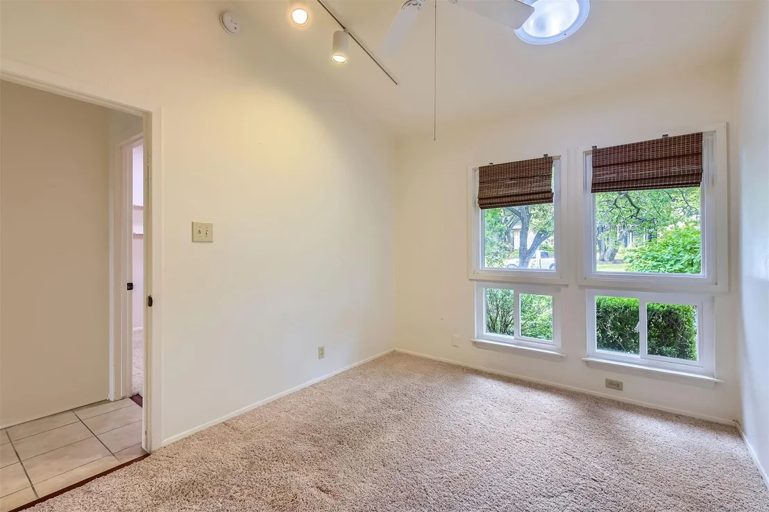 Photo of 1901 Cresthaven DR