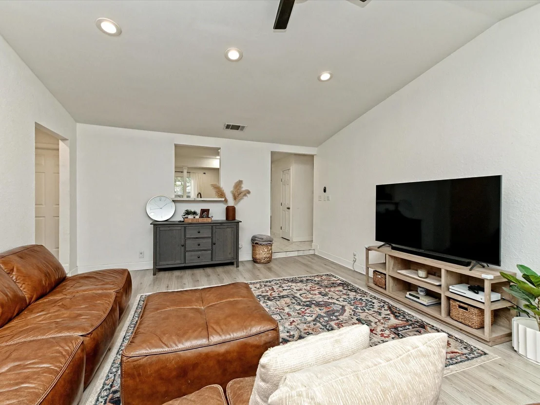 Photo of 1900 Mirabeau ST