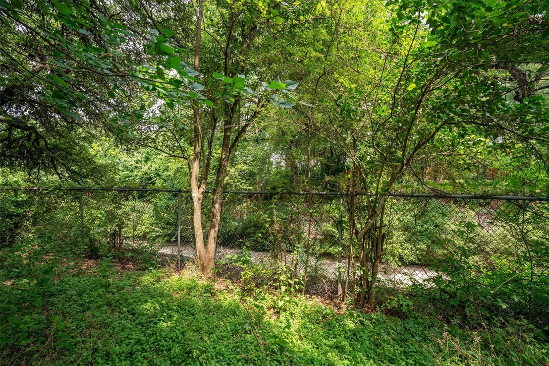 Photo of 3942 Leslie Ave