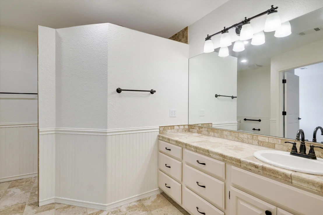 Photo of 700 Beachwood