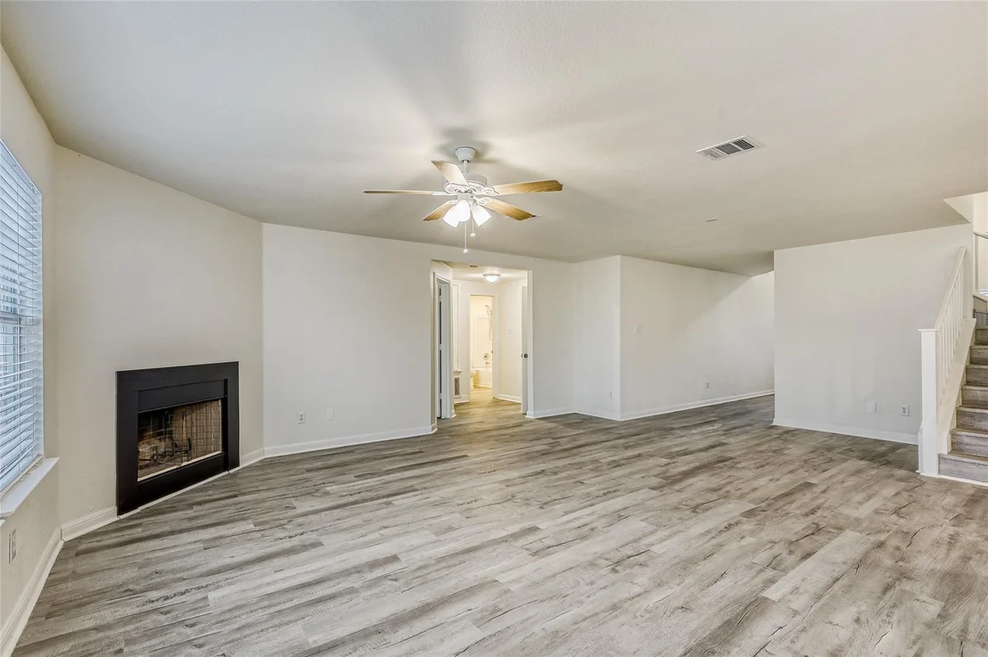 Photo of 113 Silver Lace LN