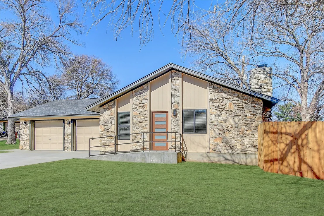 Photo of Unit B at 1402 Valleyridge CIR