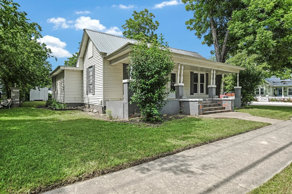 Photo of 312 W 10th ST