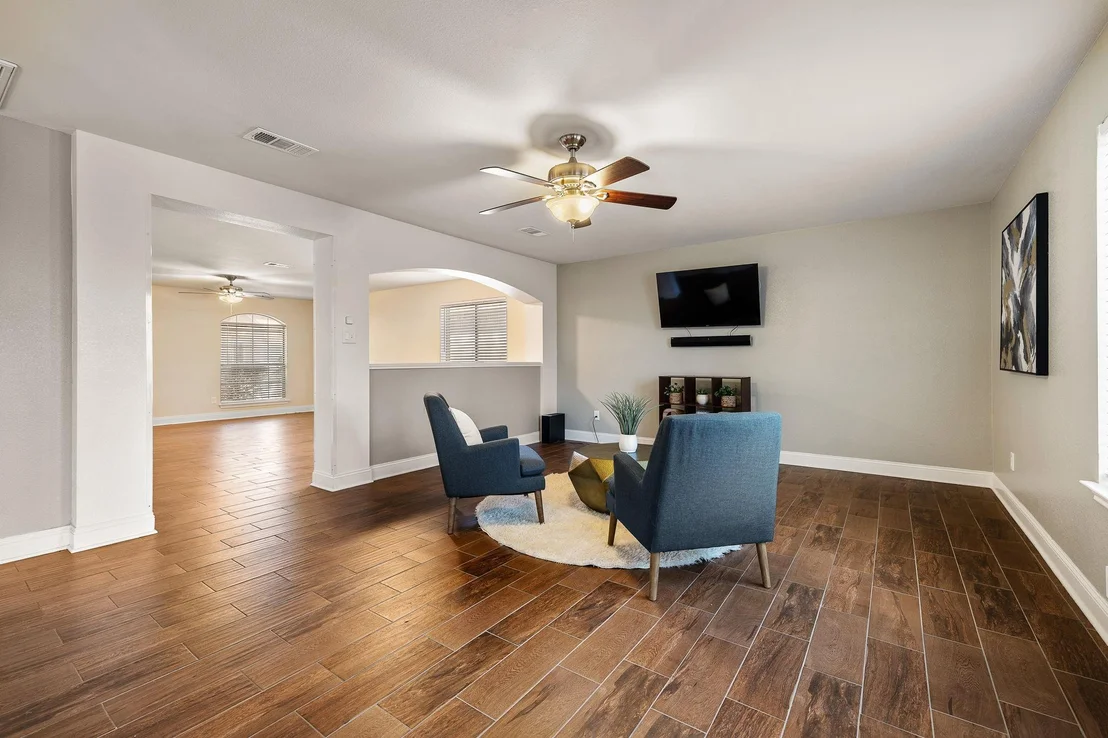 Photo of 1007 LAURELLEAF DR