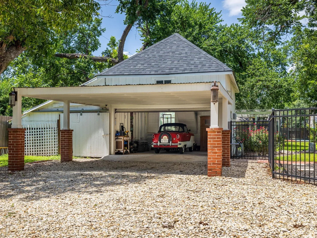 Photo of 1220 W Lake DR