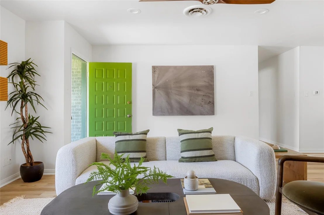 Photo of 304 W Bee ST