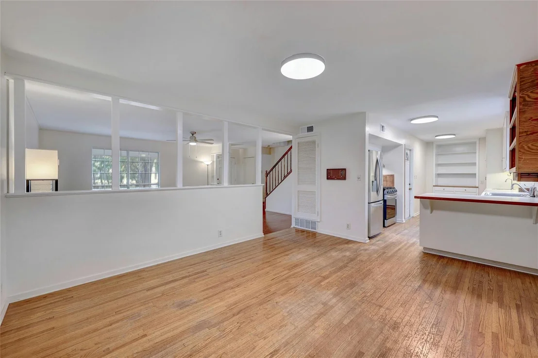 Photo of 900 River Oaks DR