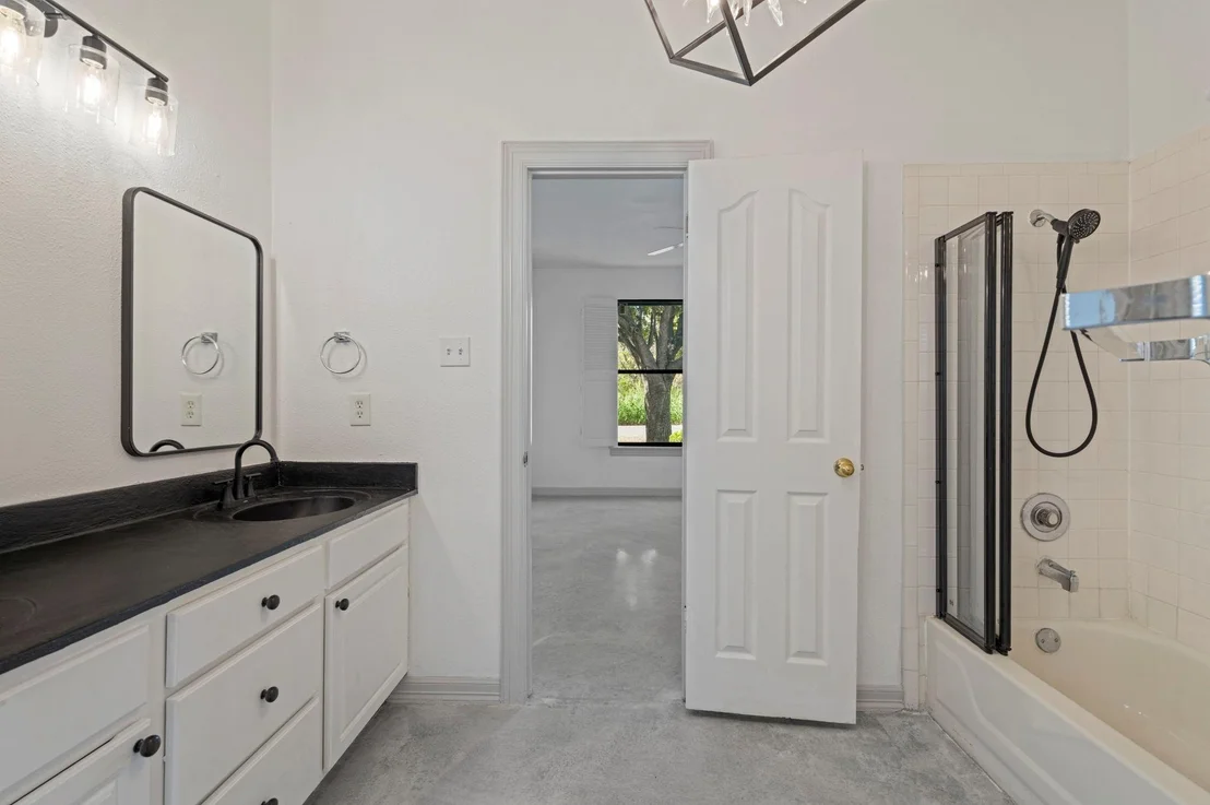 Photo of 8401 Longview RD