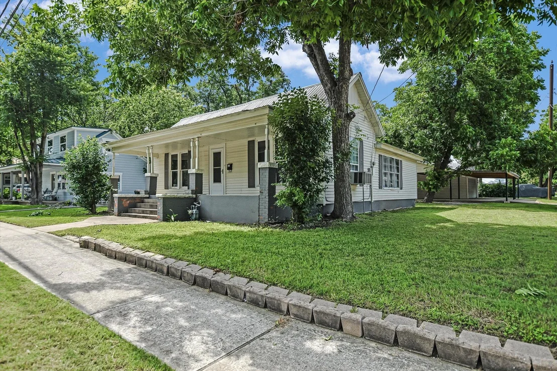 Photo of 312 W 10th ST