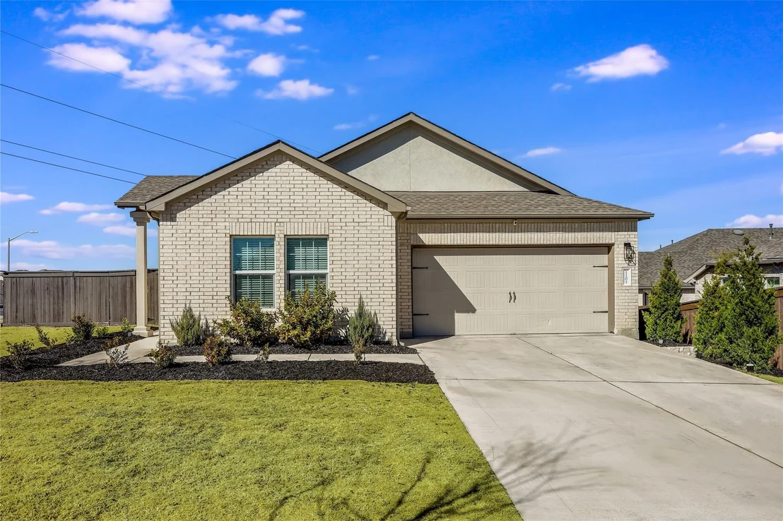 Photo of 1101 Bluewood BND
