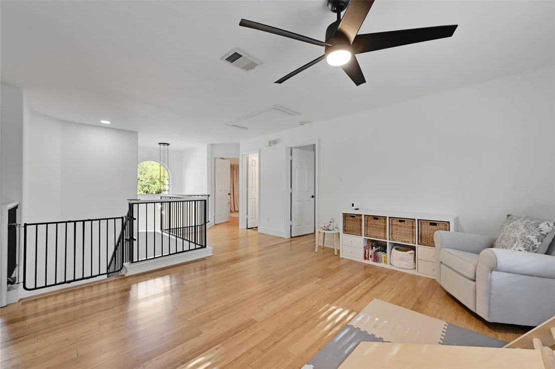Photo of 329 Cullen BLVD