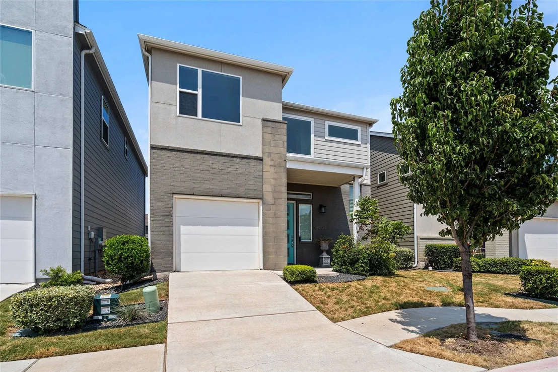 Photo of 15004 Forum Ave
