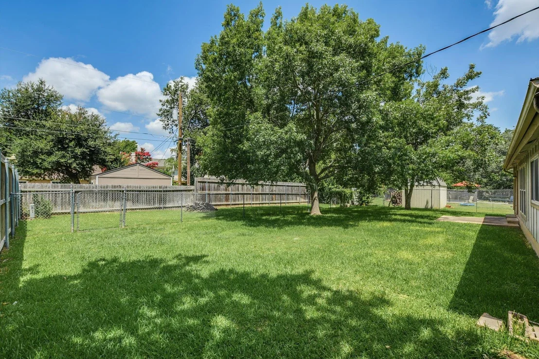 Photo of 1704 Oakridge DR