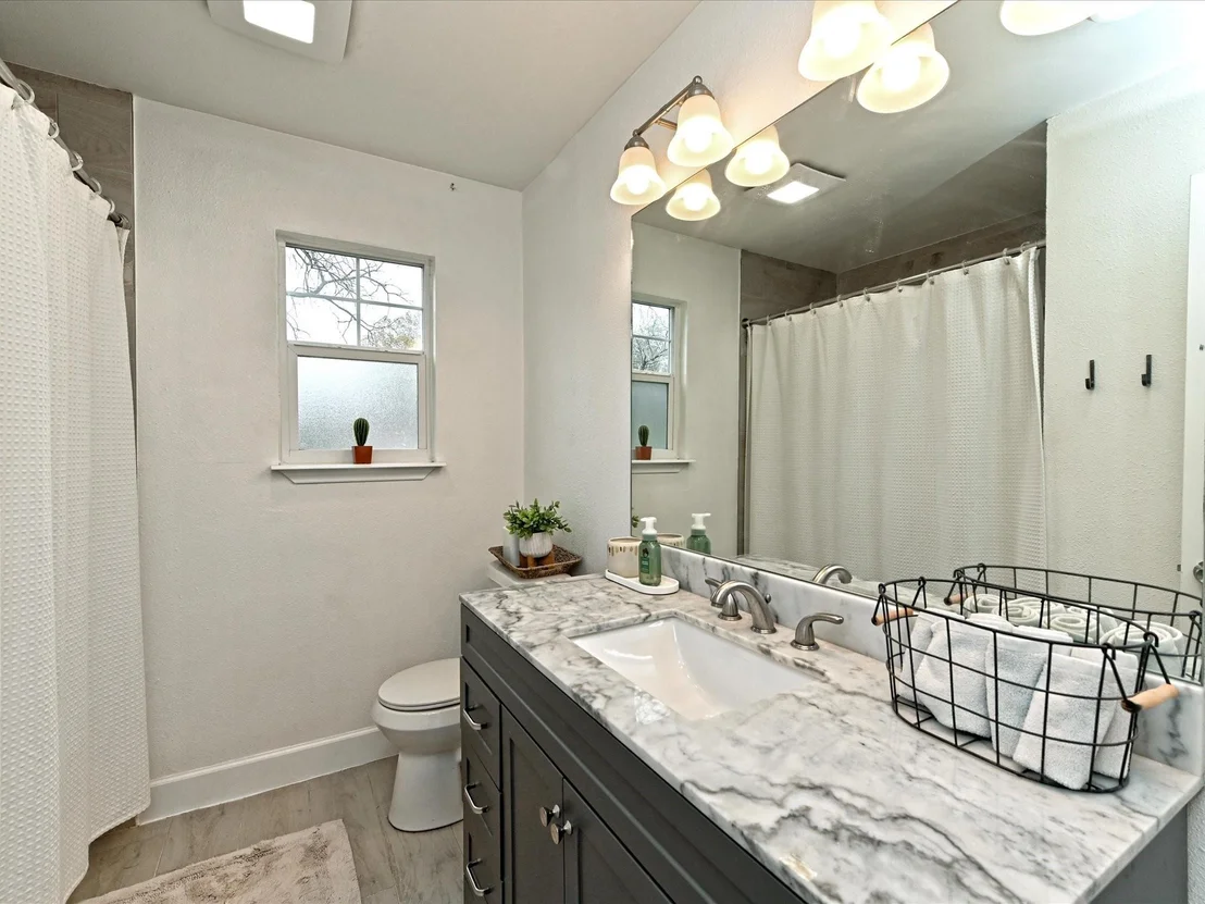 Photo of 1900 Mirabeau ST