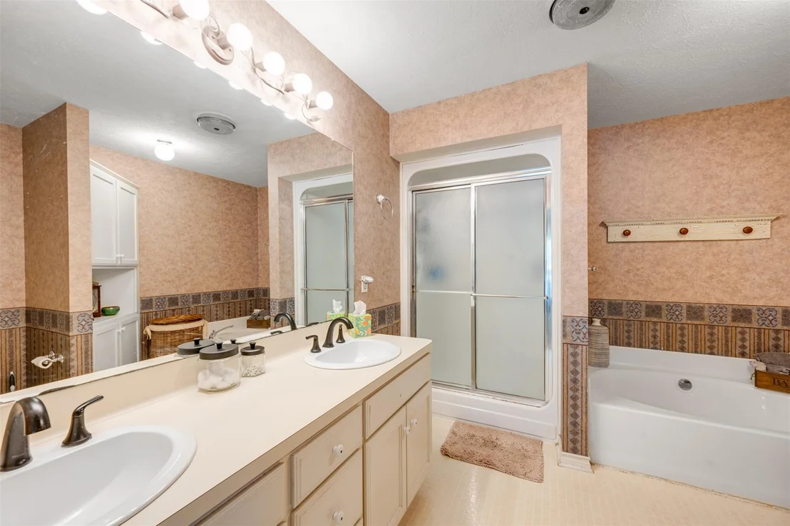 Photo of 23258 Edgewater DR
