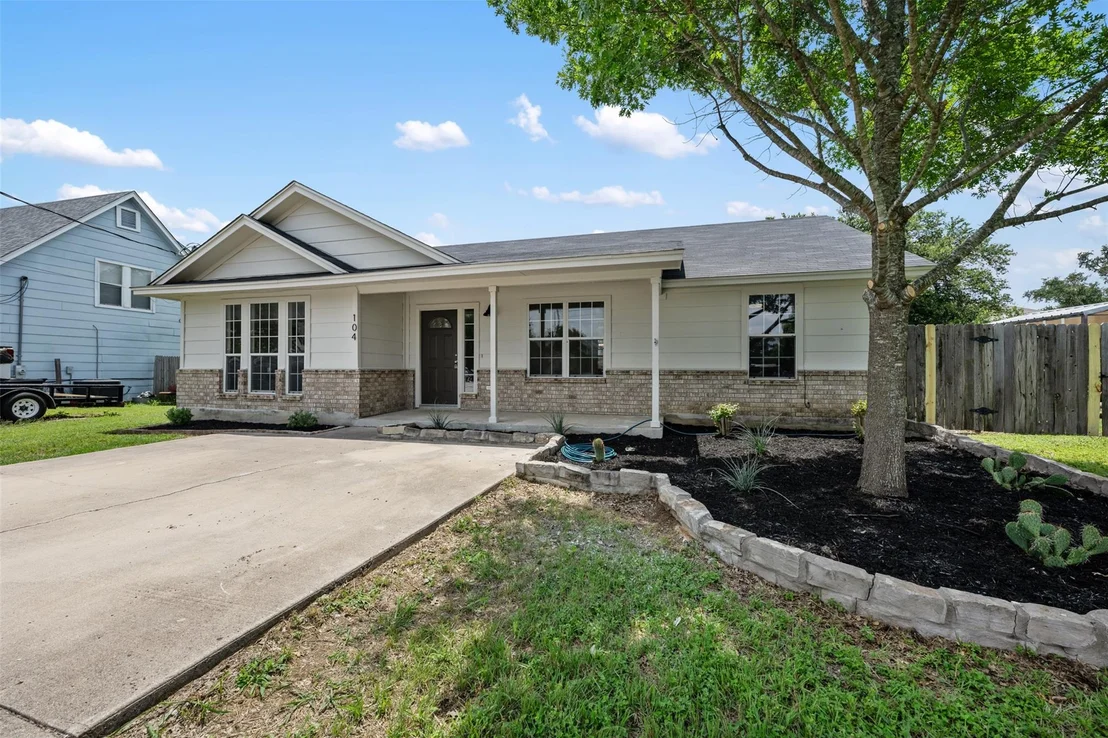 Photo of 104 Live Oak CIR