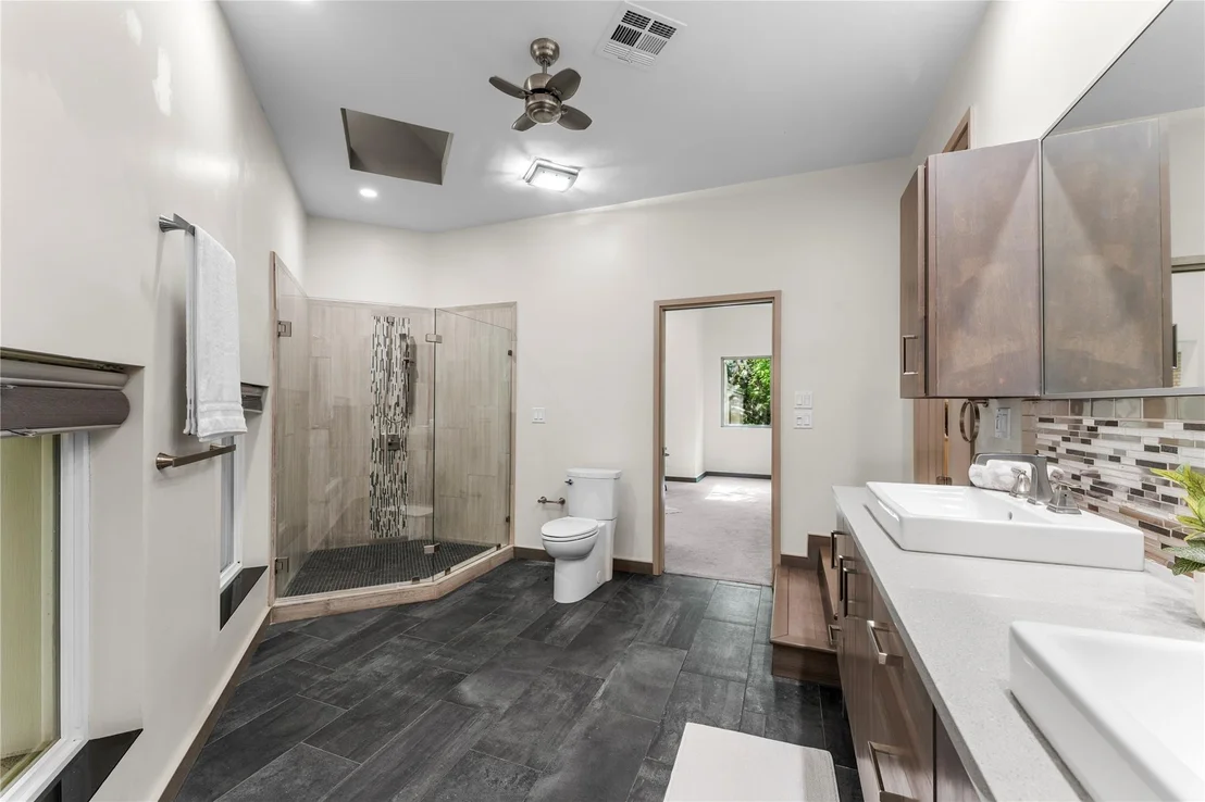 Photo of 3001 White Oak DR