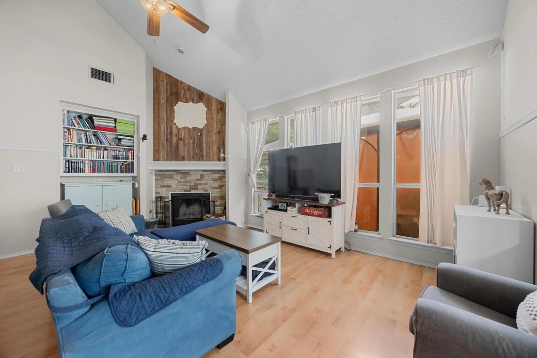 Photo of 1306 River Oak DR