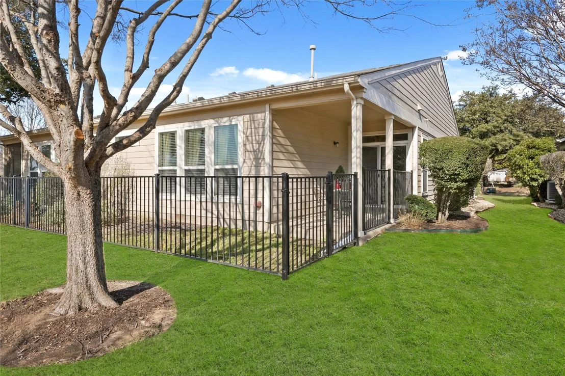 Photo of 113 Hampton CIR