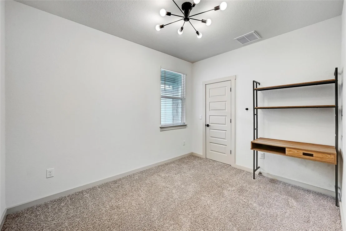 Photo of 8000 Linnie LN