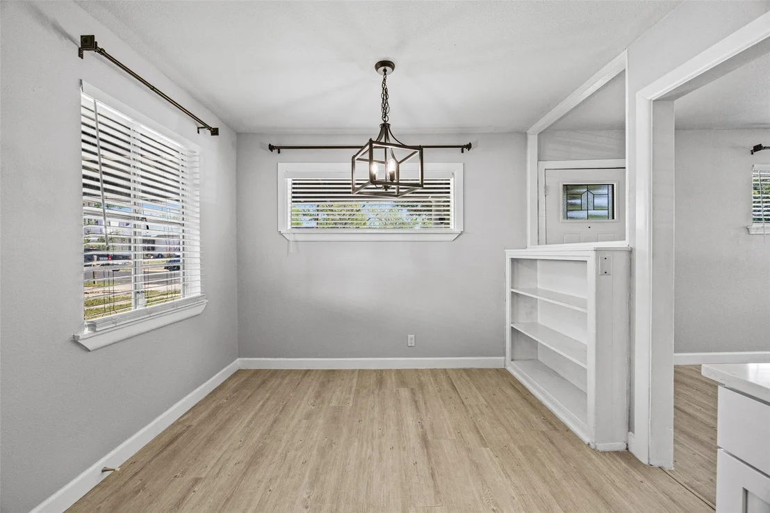Photo of 4709 Leslie Ave