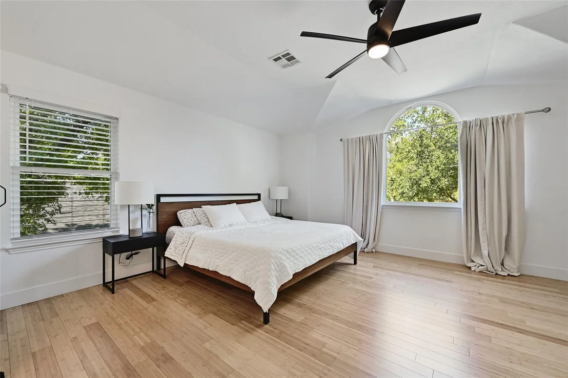 Photo of 329 Cullen BLVD